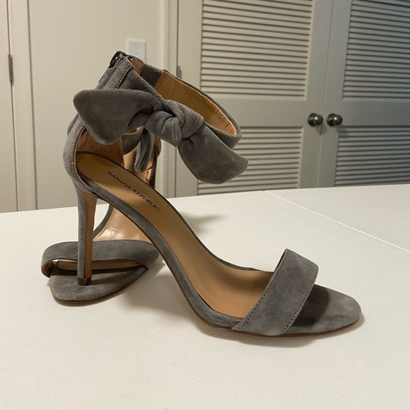 Banana Republic women’s ankle-strap suede heels — size 7.5 - Picture 1 of 6